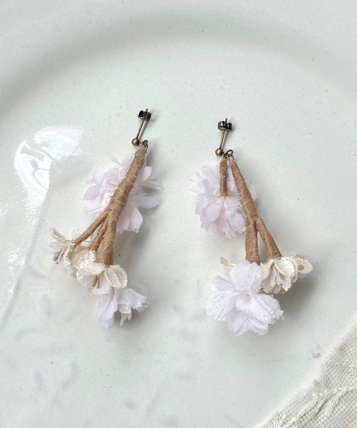 m.soeur(エムスール)の「桜の花束ピアス(ピアス(両耳用)・レディース・ピンク・FREE)」の3枚目の写真