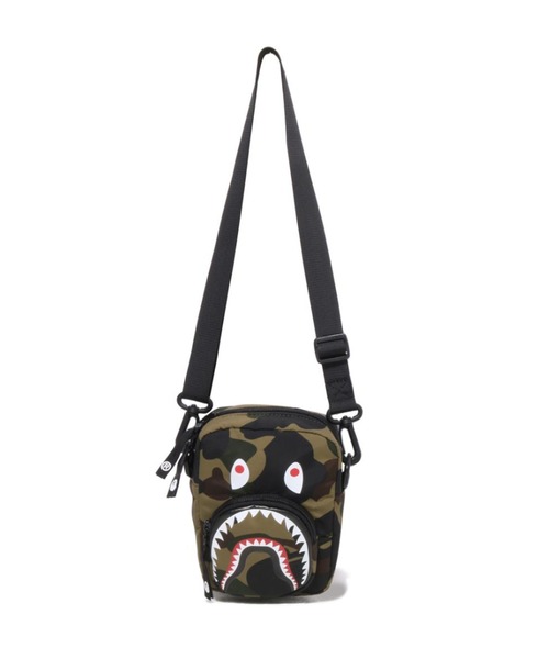 A BATHING APE(アベイシングエイプ)の「1ST CAMO SHARK MINI BAG(ハンドバッグ・メンズ・グリーン/イエロー・FREE)」の2枚目の写真