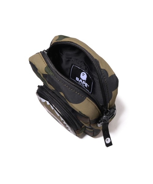 A BATHING APE(アベイシングエイプ)の「1ST CAMO SHARK MINI BAG(ハンドバッグ・メンズ・グリーン/イエロー・FREE)」の7枚目の写真