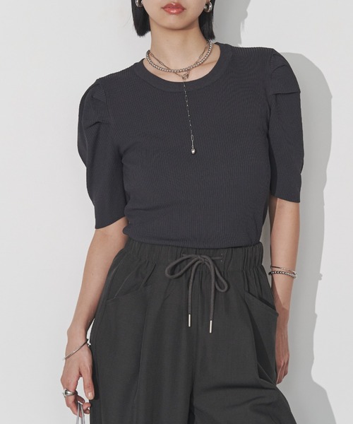Solace(ソレイス)の「ボリュームショルダートップス(Tシャツ/カットソー・レディース・ブラック/ホワイト/チャコールグレー・FREE)」の3枚目の写真