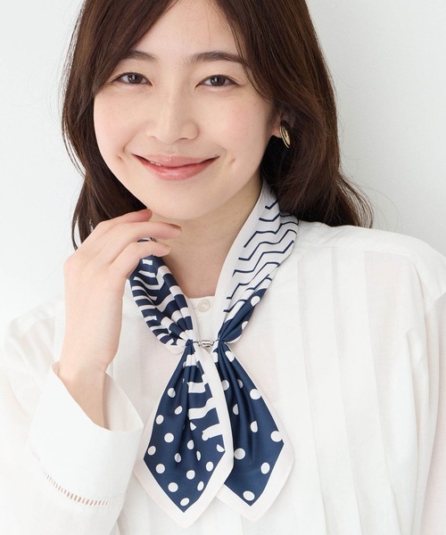 Petit Honfleur(プチオンフルール)の「【接触冷感】ワンタッチスカーフ(ストール/ショール・レディース・レッド/アイボリー/ブルー/ホワイト/ネイビー/ベージュ・フリー)」の4枚目の写真