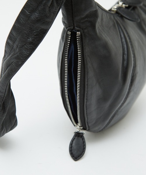 Ampersand(アンパサンド)の「【Ampersand / アンパサンド】Soft croissant bag S/クロワッサンレザーバッグS/ショルダーバッグ【WEB限定】(ショルダーバッグ・レディース・ブラック/シルバー・フリー)」の18枚目の写真