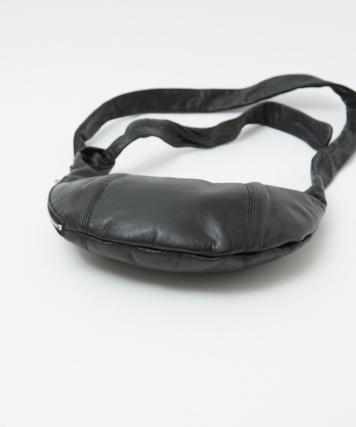 Ampersand(アンパサンド)の「【Ampersand / アンパサンド】Soft croissant bag S/クロワッサンレザーバッグS/ショルダーバッグ【WEB限定】(ショルダーバッグ・レディース・ブラック/シルバー・フリー)」の20枚目の写真
