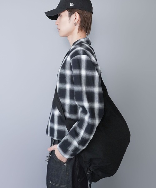 SPINNS(スピンズ)の「【厚手キャンバスで型崩れしにくい】ビッグショルダーバッグ/サイドドローストリング/ユニセックス(ショルダーバッグ・メンズ・ブラック/オフホワイト・ONESIZE)」の11枚目の写真