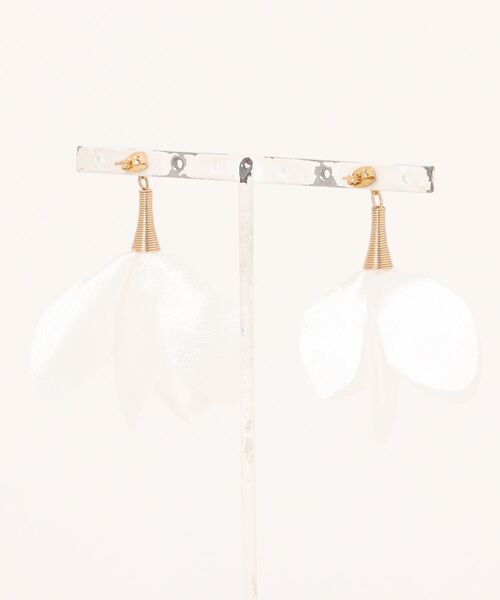tone(トーン)の「【charme by pimo 】白タッセル ピアス(MA)(ピアス(両耳用)・レディース・ホワイト・FREE)」の2枚目の写真