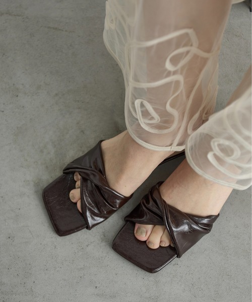 THE YOn（ザヨン）の「フェイクパテントレザーツイストアッパーサンダル（サンダル・レディース・アイボリー/ダークブラウン/マスタード・37/38/39）」の2枚目の写真
