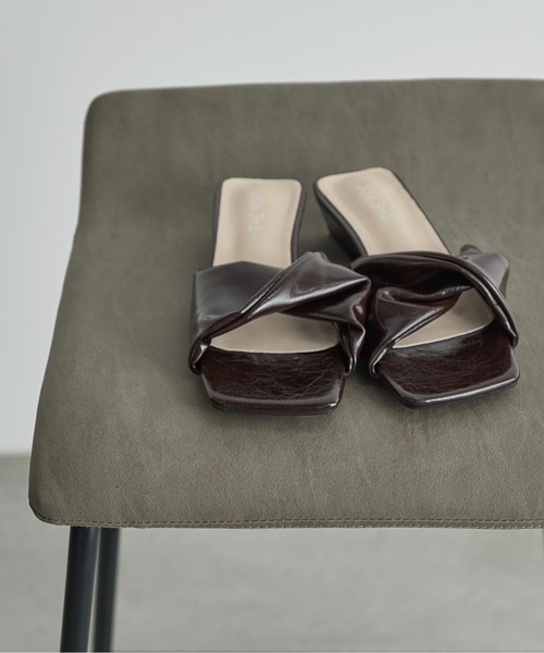 THE YOn（ザヨン）の「フェイクパテントレザーツイストアッパーサンダル（サンダル・レディース・アイボリー/ダークブラウン/マスタード・37/38/39）」の11枚目の写真