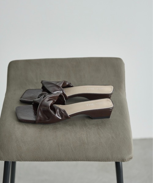 THE YOn（ザヨン）の「フェイクパテントレザーツイストアッパーサンダル（サンダル・レディース・アイボリー/ダークブラウン/マスタード・37/38/39）」の12枚目の写真