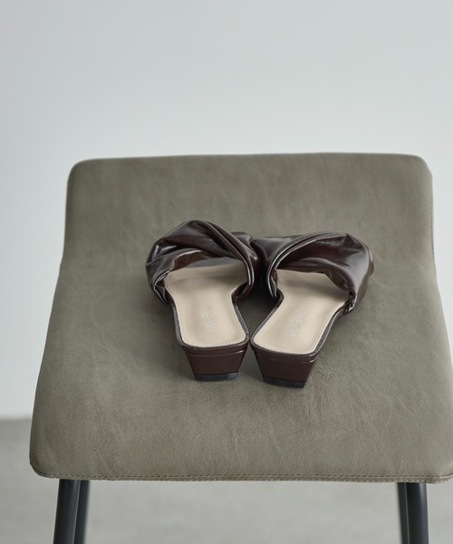 THE YOn（ザヨン）の「フェイクパテントレザーツイストアッパーサンダル（サンダル・レディース・アイボリー/ダークブラウン/マスタード・37/38/39）」の13枚目の写真