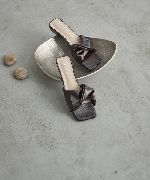 THE YOn（ザヨン）の「フェイクパテントレザーツイストアッパーサンダル（サンダル・レディース・アイボリー/ダークブラウン/マスタード・37/38/39）」の10枚目の写真