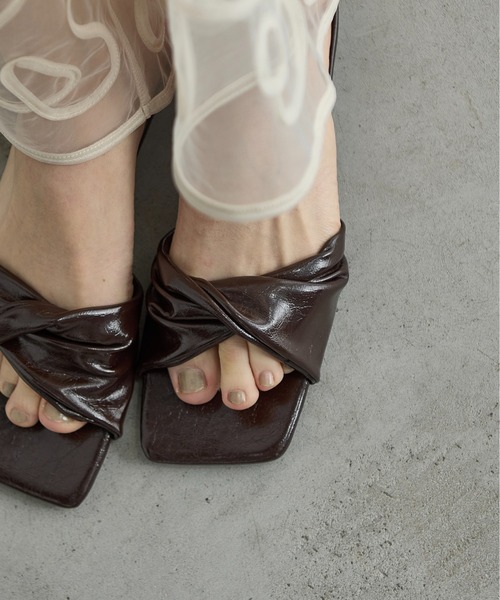 THE YOn（ザヨン）の「フェイクパテントレザーツイストアッパーサンダル（サンダル・レディース・アイボリー/ダークブラウン/マスタード・37/38/39）」の14枚目の写真