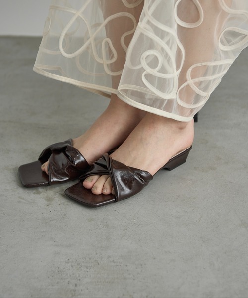 THE YOn（ザヨン）の「フェイクパテントレザーツイストアッパーサンダル（サンダル・レディース・アイボリー/ダークブラウン/マスタード・37/38/39）」の17枚目の写真
