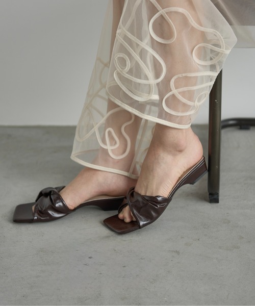 THE YOn（ザヨン）の「フェイクパテントレザーツイストアッパーサンダル（サンダル・レディース・アイボリー/ダークブラウン/マスタード・37/38/39）」の16枚目の写真