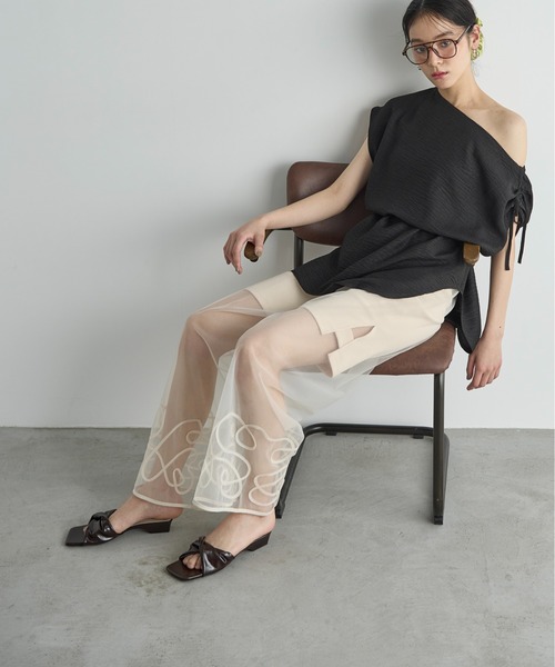 THE YOn（ザヨン）の「フェイクパテントレザーツイストアッパーサンダル（サンダル・レディース・アイボリー/ダークブラウン/マスタード・37/38/39）」の19枚目の写真