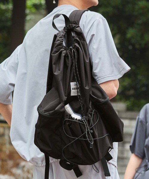 KiU（キウ）の「KiU/キウ 別注 撥水 パッカブル ドロストシャーリング バックパック（バックパック/リュック・レディース・ブラック/アイボリー・FREE）」の15枚目の写真