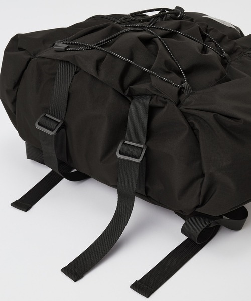 KiU（キウ）の「KiU/キウ 別注 撥水 パッカブル ドロストシャーリング バックパック（バックパック/リュック・レディース・ブラック/アイボリー・FREE）」の10枚目の写真