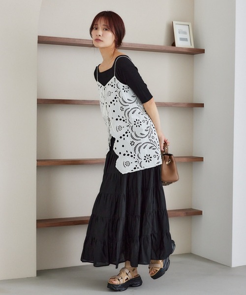 mysty woman(ミスティウーマン)の「スカラップ刺繍キャミ 574338(シャツ/ブラウス・レディース・オフホワイト/ブラック・FREE)」の3枚目の写真