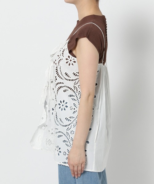 mysty woman(ミスティウーマン)の「スカラップ刺繍キャミ 574338(シャツ/ブラウス・レディース・オフホワイト/ブラック・FREE)」の9枚目の写真
