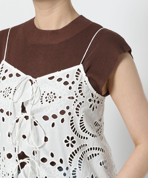 mysty woman(ミスティウーマン)の「スカラップ刺繍キャミ 574338(シャツ/ブラウス・レディース・オフホワイト/ブラック・FREE)」の13枚目の写真