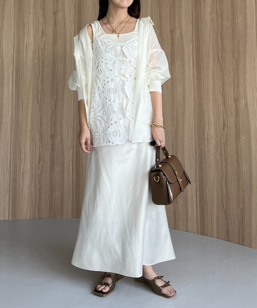mysty woman(ミスティウーマン)の「スカラップ刺繍キャミ 574338(シャツ/ブラウス・レディース・オフホワイト/ブラック・FREE)」の17枚目の写真