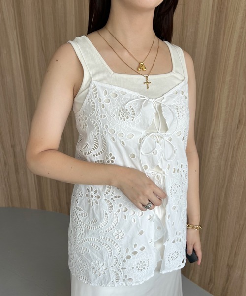 mysty woman(ミスティウーマン)の「スカラップ刺繍キャミ 574338(シャツ/ブラウス・レディース・オフホワイト/ブラック・FREE)」の18枚目の写真