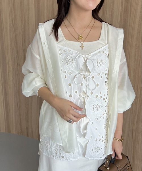 mysty woman(ミスティウーマン)の「スカラップ刺繍キャミ 574338(シャツ/ブラウス・レディース・オフホワイト/ブラック・FREE)」の19枚目の写真