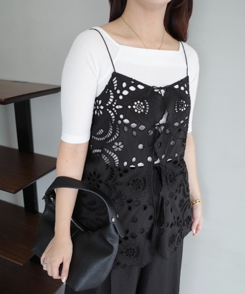 mysty woman(ミスティウーマン)の「スカラップ刺繍キャミ 574338(シャツ/ブラウス・レディース・オフホワイト/ブラック・FREE)」の21枚目の写真