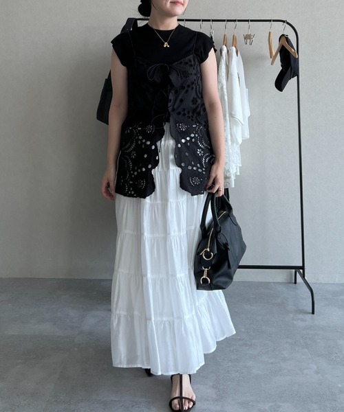mysty woman(ミスティウーマン)の「スカラップ刺繍キャミ 574338(シャツ/ブラウス・レディース・オフホワイト/ブラック・FREE)」の22枚目の写真
