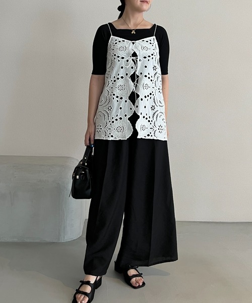 mysty woman(ミスティウーマン)の「スカラップ刺繍キャミ 574338(シャツ/ブラウス・レディース・オフホワイト/ブラック・FREE)」の16枚目の写真