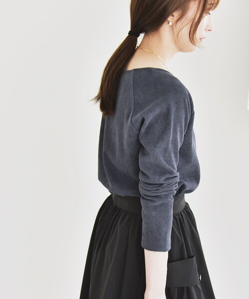quaranciel(カランシエル)の「quaranciel:〈洗濯機可能〉ポリエステル ベロア スクエア ネック プルオーバー(Tシャツ/カットソー・レディース・クリーム/ブルー/チャコールグレー・ONE SIZE)」の8枚目の写真