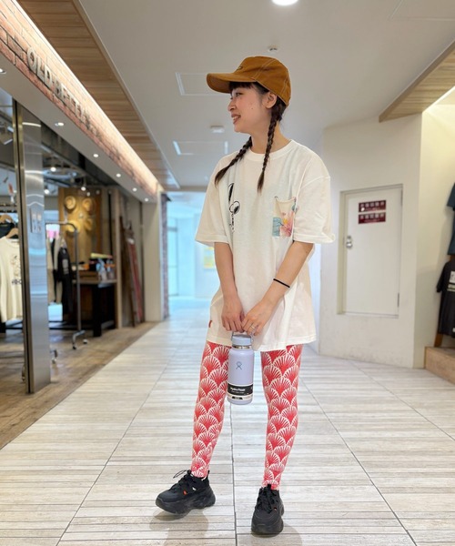 SNOOPY×OLD BETTY'S(スヌーピーカケルオールドベティーズ)の「スヌーピー【SNOOPY】O/E Heavy Weight 1Pocket T-shirts(Aloha)(Tシャツ/カットソー・レディース・ブラック/ホワイト・M/L/S)」の7枚目の写真