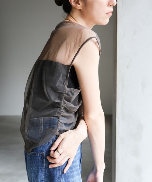 select MOCA（セレクトモカ）の「クロスギャザーシアーベスト（ベスト・レディース・チャコールグレー/ブラウン/オフホワイト・FREE）」の14枚目の写真