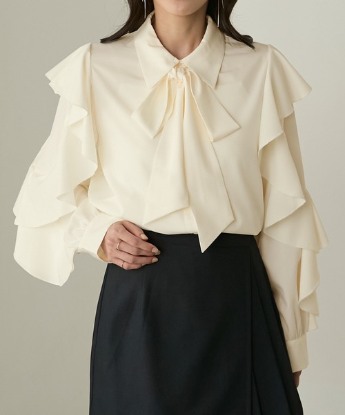 Cherir Mignon(シェリルミニョン)の「【Cherir Mignon】2wayラッフルフリルスリーブビッグリボンブラウス(シャツ/ブラウス・レディース・チャコールグレー/アイボリー/ブラック・FREE)」の4枚目の写真