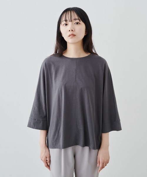 IEDIT(イディット)の「IEDIT UVカット・接触冷感機能の綿100%国産ドルマンTシャツ(Tシャツ/カットソー・レディース・カーキ/グレイッシュベージュ/スミクロ・3L/L/LL/M/S/4L)」の2枚目の写真
