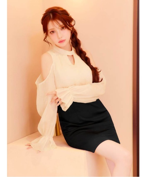 DAZZY(デイジー)の「ドットシフォンオープンショルダー長袖タイトミニドレス(ドレス・レディース・アイボリー・S/M/L)」の1枚目の写真