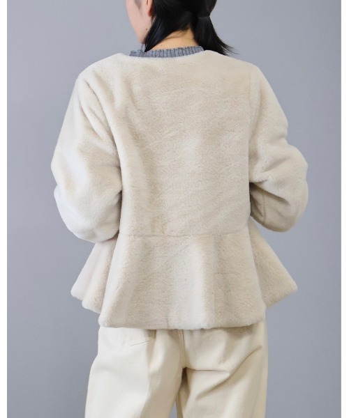 Doumoi(ドゥモエ)の「ペプラムエコファーフェイクファージャケット(ノーカラージャケット・レディース・ブラウン/ブラック/アイボリー/グレー・FREE)」の10枚目の写真
