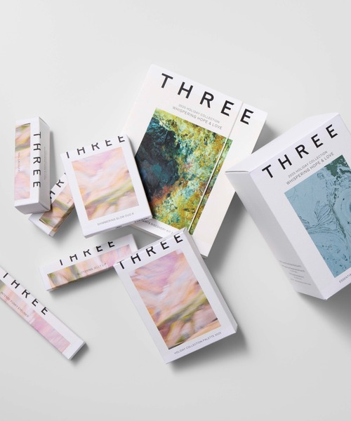 THREE（スリー）の「THREE ネイルラッカー ＜限定＞（マニキュア/ジェルネイル・レディース・X11 WINTER LIGHT/X12 SPARKLE IN THE LIGHT/X10 LET THE LIGHT IN・FREE）」の7枚目の写真