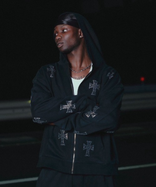 UNKNOWN LONDON（アンノウン・ロンドン）の「UNKNOWNLONDON/アンノウンロンドン/Outline Rhinestone Hoodie（パーカー・メンズ・レッド/ブラック/ベージュ・M/L/XL）」の2枚目の写真