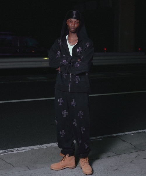 UNKNOWN LONDON（アンノウン・ロンドン）の「UNKNOWNLONDON/アンノウンロンドン/Outline Rhinestone Hoodie（パーカー・メンズ・レッド/ブラック/ベージュ・M/L/XL）」の8枚目の写真