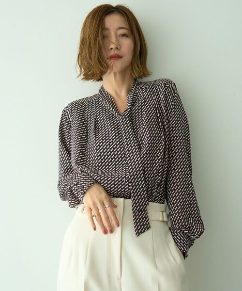 YECCA VECCA（イェッカヴェッカ）の「ジオメ柄ボウタイブラウス（シャツ/ブラウス・レディース・ネイビー/アイボリー・FREE）」の2枚目の写真