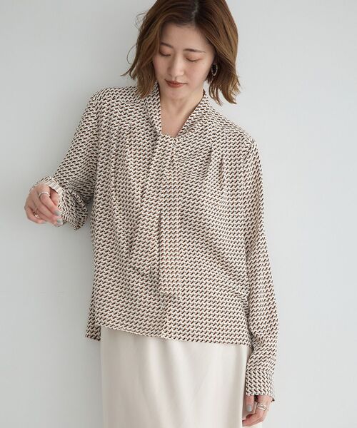 YECCA VECCA（イェッカヴェッカ）の「ジオメ柄ボウタイブラウス（シャツ/ブラウス・レディース・ネイビー/アイボリー・FREE）」の3枚目の写真