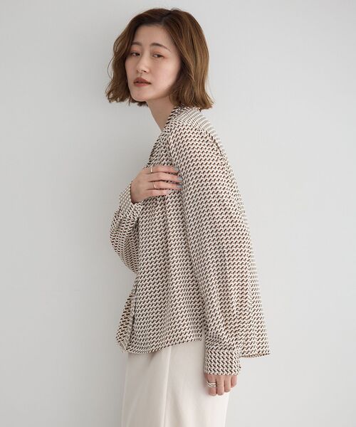 YECCA VECCA（イェッカヴェッカ）の「ジオメ柄ボウタイブラウス（シャツ/ブラウス・レディース・ネイビー/アイボリー・FREE）」の5枚目の写真