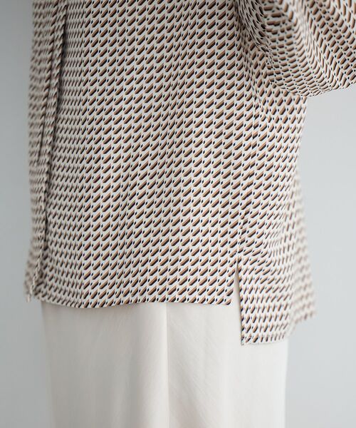 YECCA VECCA（イェッカヴェッカ）の「ジオメ柄ボウタイブラウス（シャツ/ブラウス・レディース・ネイビー/アイボリー・FREE）」の9枚目の写真