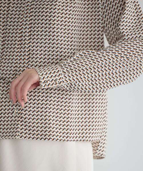 YECCA VECCA（イェッカヴェッカ）の「ジオメ柄ボウタイブラウス（シャツ/ブラウス・レディース・ネイビー/アイボリー・FREE）」の10枚目の写真