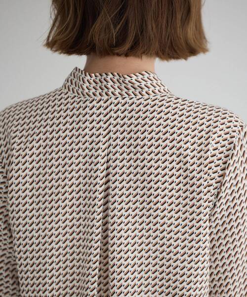 YECCA VECCA（イェッカヴェッカ）の「ジオメ柄ボウタイブラウス（シャツ/ブラウス・レディース・ネイビー/アイボリー・FREE）」の11枚目の写真