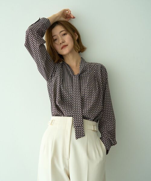 YECCA VECCA（イェッカヴェッカ）の「ジオメ柄ボウタイブラウス（シャツ/ブラウス・レディース・ネイビー/アイボリー・FREE）」の15枚目の写真