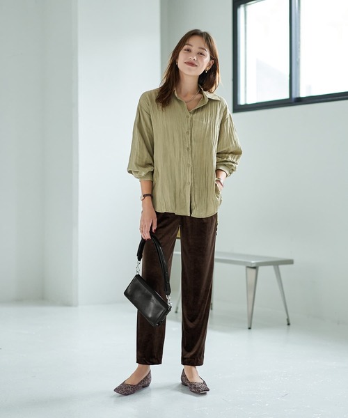 STYLE DELI(スタイルデリ)の「シワ加工グロッシーシャツ(シャツ/ブラウス・レディース・ホワイト系/ブラウン/ライトカーキ・FREE)」の4枚目の写真