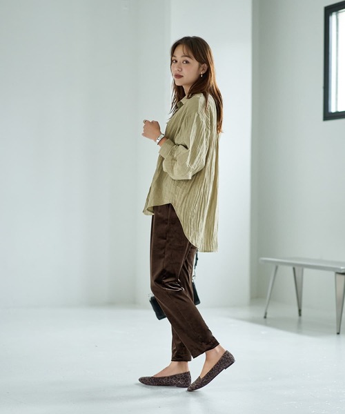STYLE DELI(スタイルデリ)の「シワ加工グロッシーシャツ(シャツ/ブラウス・レディース・ホワイト系/ブラウン/ライトカーキ・FREE)」の7枚目の写真