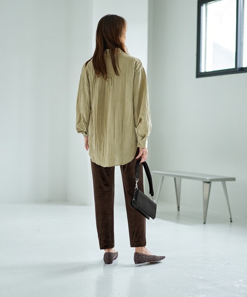 STYLE DELI(スタイルデリ)の「シワ加工グロッシーシャツ(シャツ/ブラウス・レディース・ホワイト系/ブラウン/ライトカーキ・FREE)」の9枚目の写真