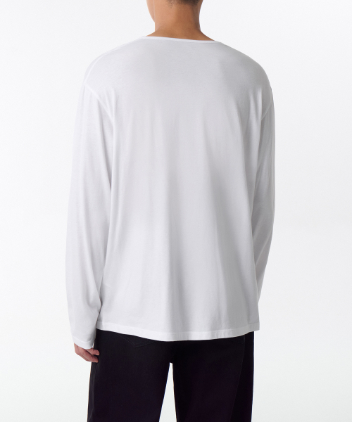 MUSINSA STANDARD（ムシンサスタンダード）の「リラックスドCRスcoopネック長袖Tシャツ[ホワイト]（Tシャツ/カットソー・メンズ・その他・SMALL/MEDIUM/LARGE/X-LARGE/XX-LARGE/XXX-LARGE）」の2枚目の写真